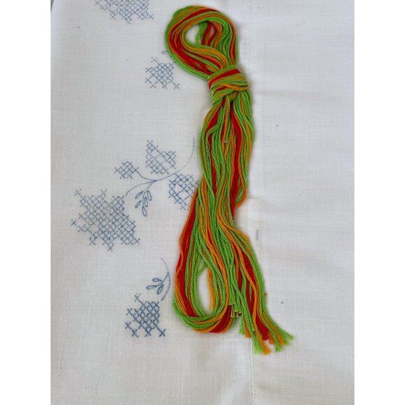 VIntage 1970s Bucillla Pair of Pillow Cases Floral Cross Stitch Embroidery Kit - Picture 2 of 8